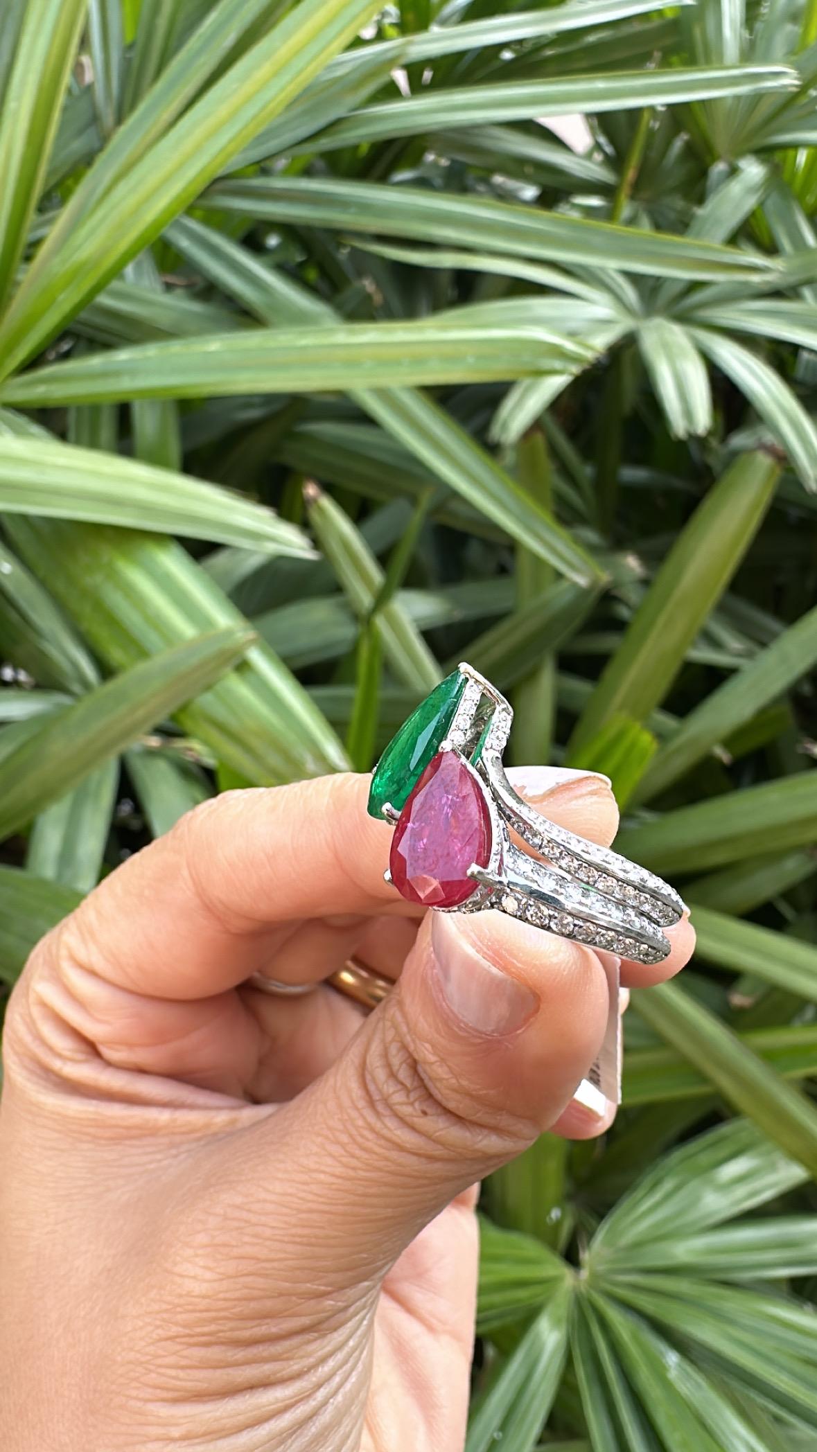Modern Set in 18K Gold, Zambian Emerald, Mozambique Ruby & Diamonds Engagement Ring For Sale
