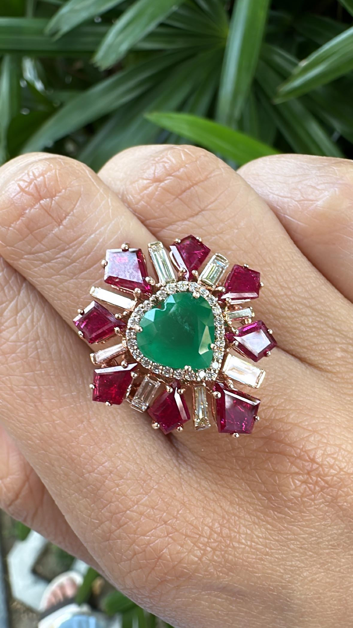 Anillo de Cóctel Engastado en Oro de 18 K, Esmeralda de Zambia, Rubí de Mozambique y Diamantes Cónicos en venta 4