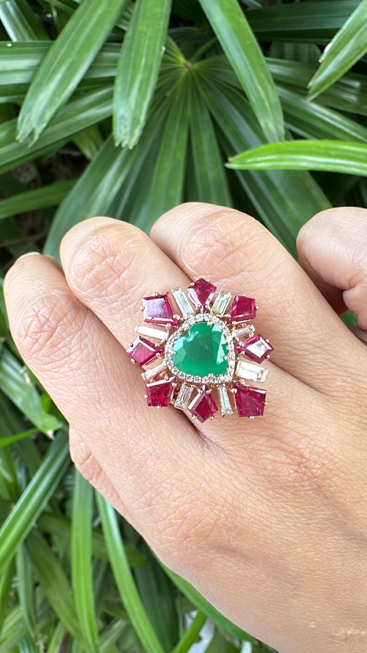 Anillo de Cóctel Engastado en Oro de 18 K, Esmeralda de Zambia, Rubí de Mozambique y Diamantes Cónicos en venta 5