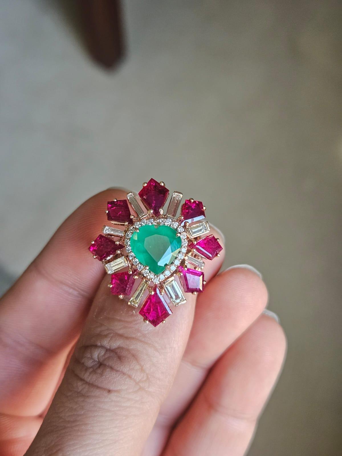 Precioso anillo de cóctel de esmeralda y rubí, único en su especie, engastado en oro de 18 quilates y diamantes naturales. El peso de la Esmeralda en forma de corazón es de 2,47 quilates. La Esmeralda es completamente natural, sin ningún tratamiento