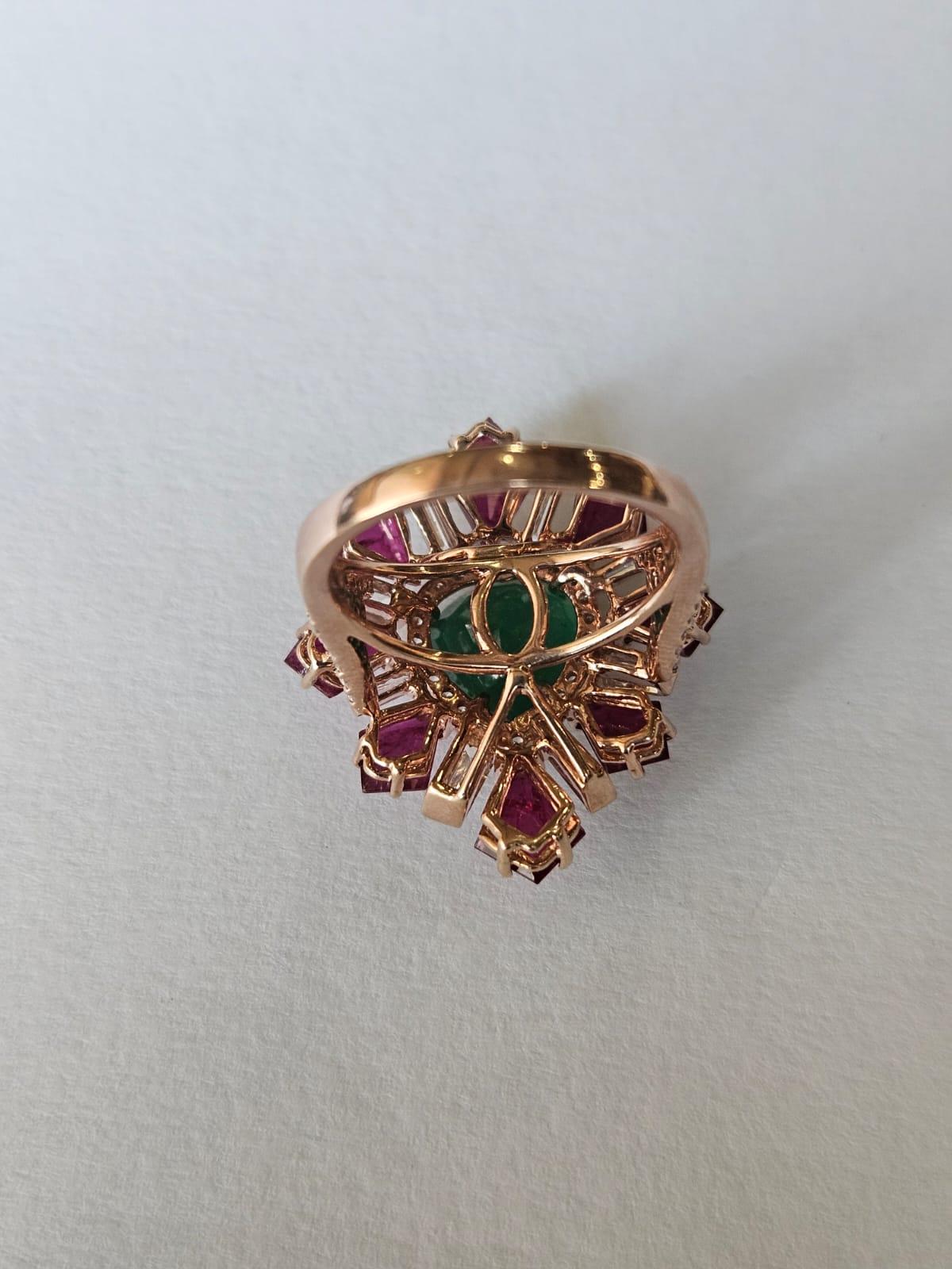 Anillo de Cóctel Engastado en Oro de 18 K, Esmeralda de Zambia, Rubí de Mozambique y Diamantes Cónicos Moderno en venta