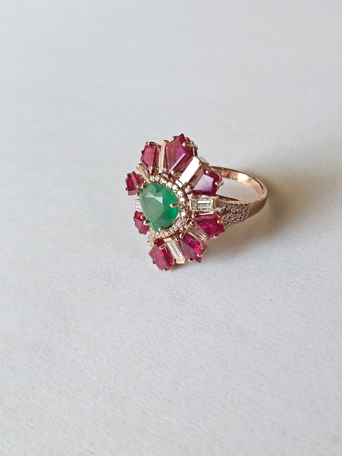 Anillo de Cóctel Engastado en Oro de 18 K, Esmeralda de Zambia, Rubí de Mozambique y Diamantes Cónicos Corte de corazón en venta