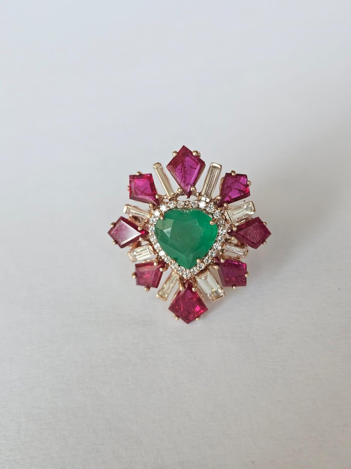 Anillo de Cóctel Engastado en Oro de 18 K, Esmeralda de Zambia, Rubí de Mozambique y Diamantes Cónicos en Nuevo estado para la venta en Hong Kong, HK