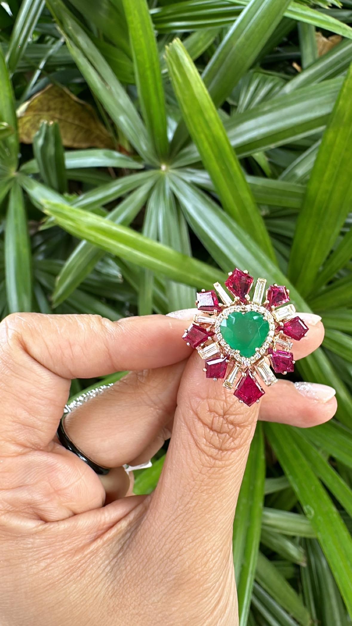 Femenino o masculino Anillo de Cóctel Engastado en Oro de 18 K, Esmeralda de Zambia, Rubí de Mozambique y Diamantes Cónicos en venta