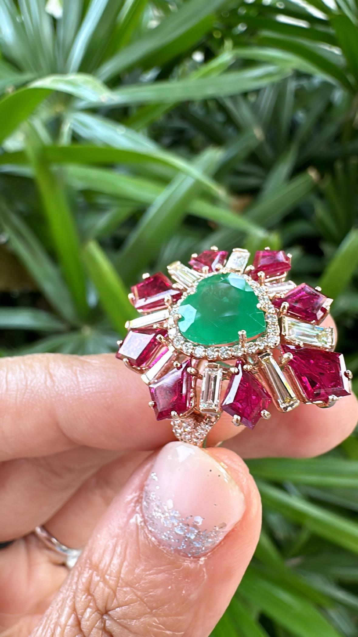 Anillo de Cóctel Engastado en Oro de 18 K, Esmeralda de Zambia, Rubí de Mozambique y Diamantes Cónicos en venta 1
