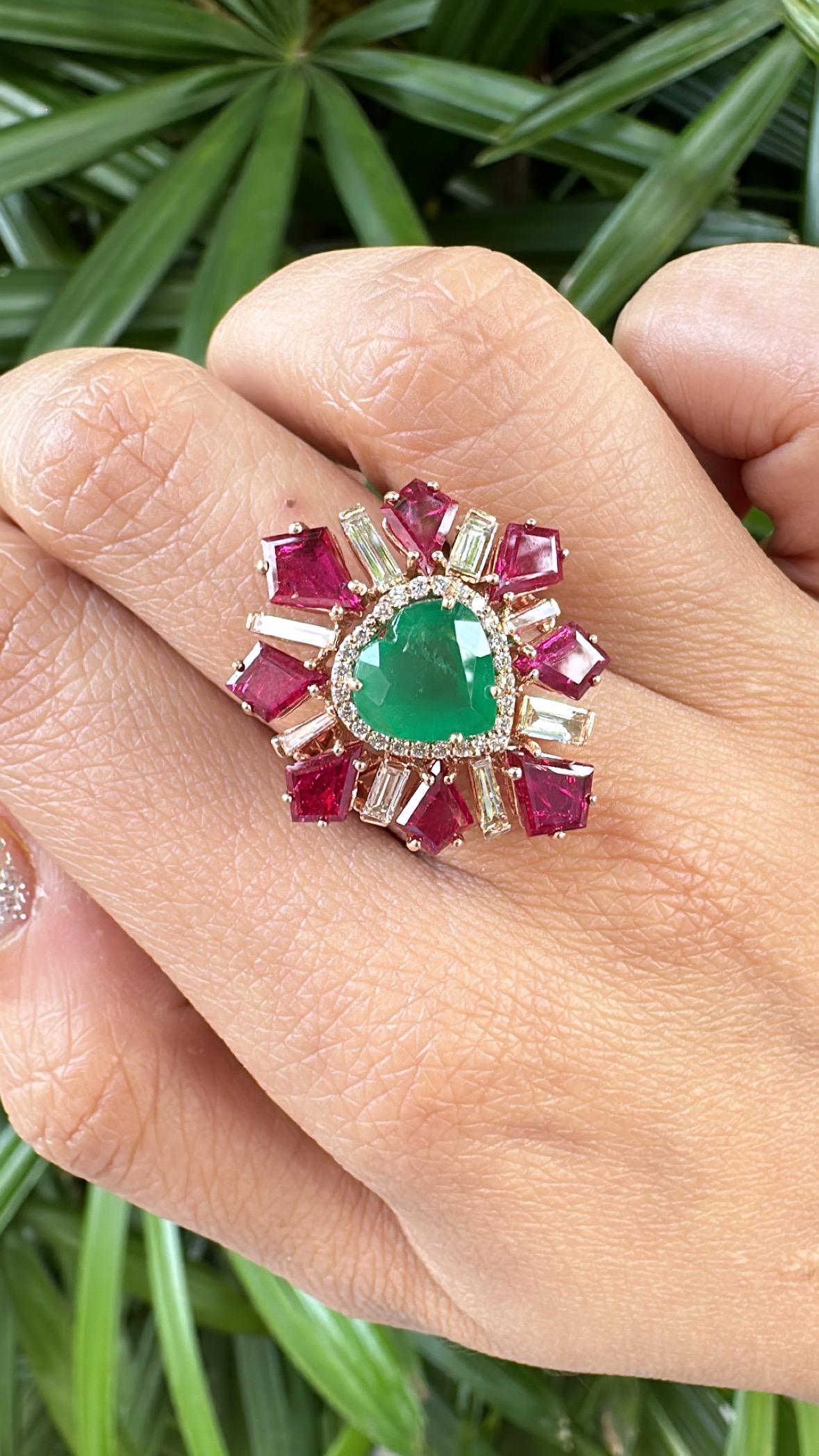 Anillo de Cóctel Engastado en Oro de 18 K, Esmeralda de Zambia, Rubí de Mozambique y Diamantes Cónicos en venta 2