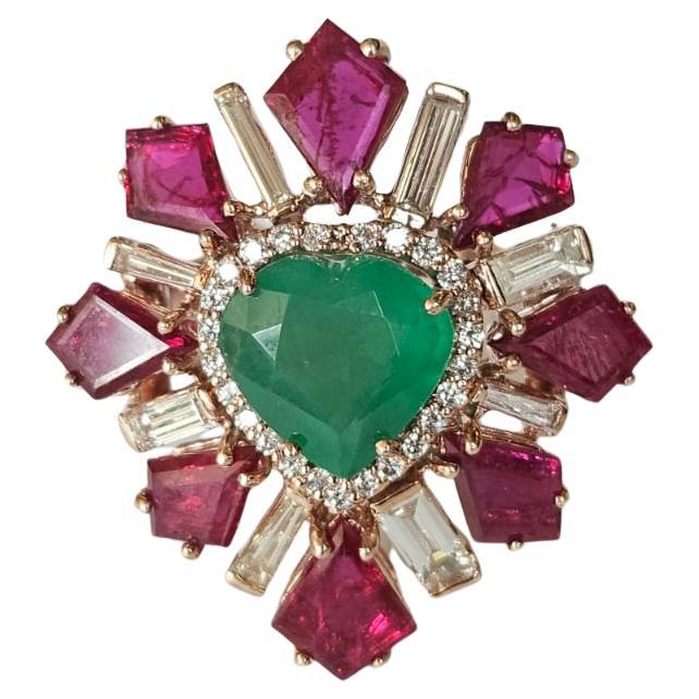 Anillo de Cóctel Engastado en Oro de 18 K, Esmeralda de Zambia, Rubí de Mozambique y Diamantes Cónicos