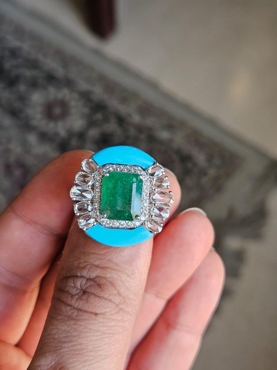 Ein sehr schöner, moderner Smaragd- und Türkis-Cocktailring aus 18 Karat Weißgold und natürlichen Diamanten. Das Gewicht des Smaragds beträgt 3,18 Karat. Der Smaragd ist völlig natürlich, unbehandelt und stammt aus Sambia. Das Gewicht des Türkis im