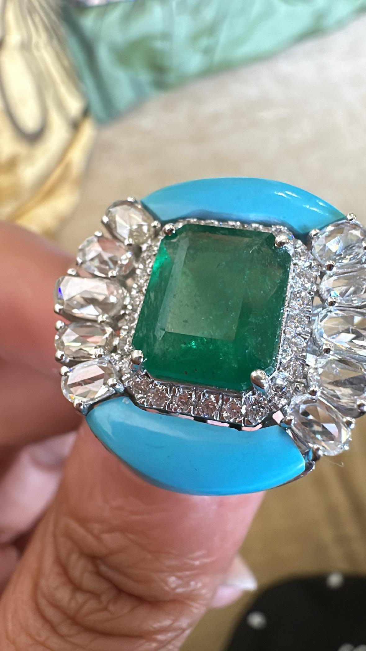Cocktailring aus 18 Karat Gold, sambischem Smaragd, Türkis und Diamanten im Rosenschliff im Angebot 1