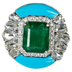 Anello da cocktail con smeraldo dello Zambia, turchese e diamanti taglio rosa incastonati in oro 18 carati
