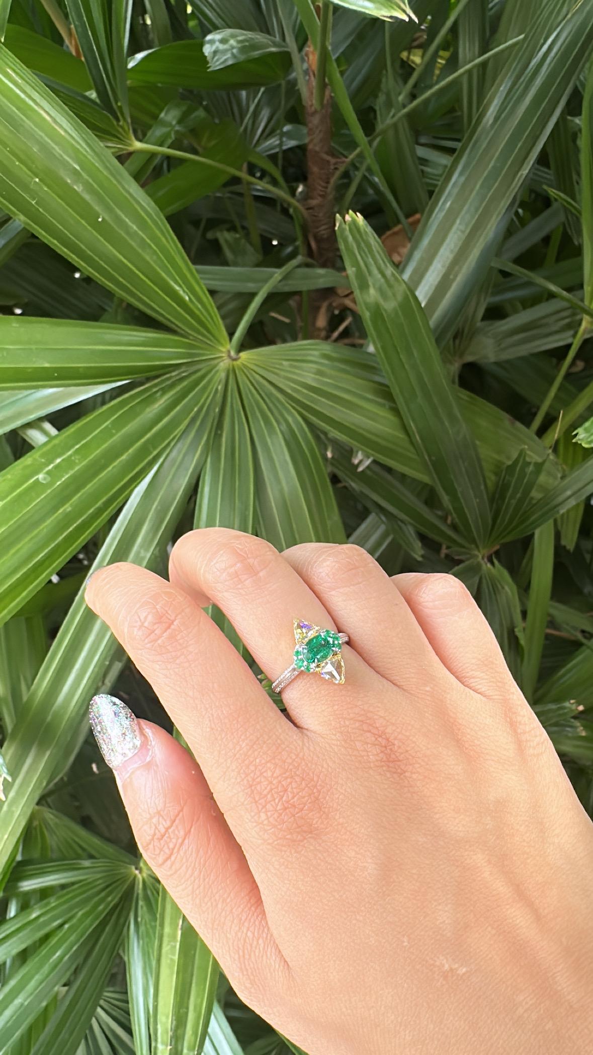 Anillo de compromiso engastado en oro de 18 quilates, esmeralda de Zambia y diamantes talla rosa amarillos en venta 4