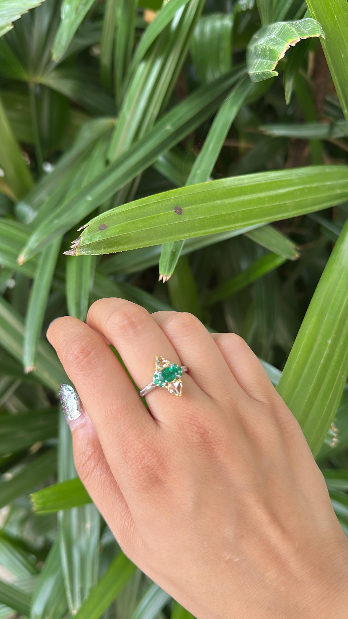 Anillo de compromiso engastado en oro de 18 quilates, esmeralda de Zambia y diamantes talla rosa amarillos en venta 5