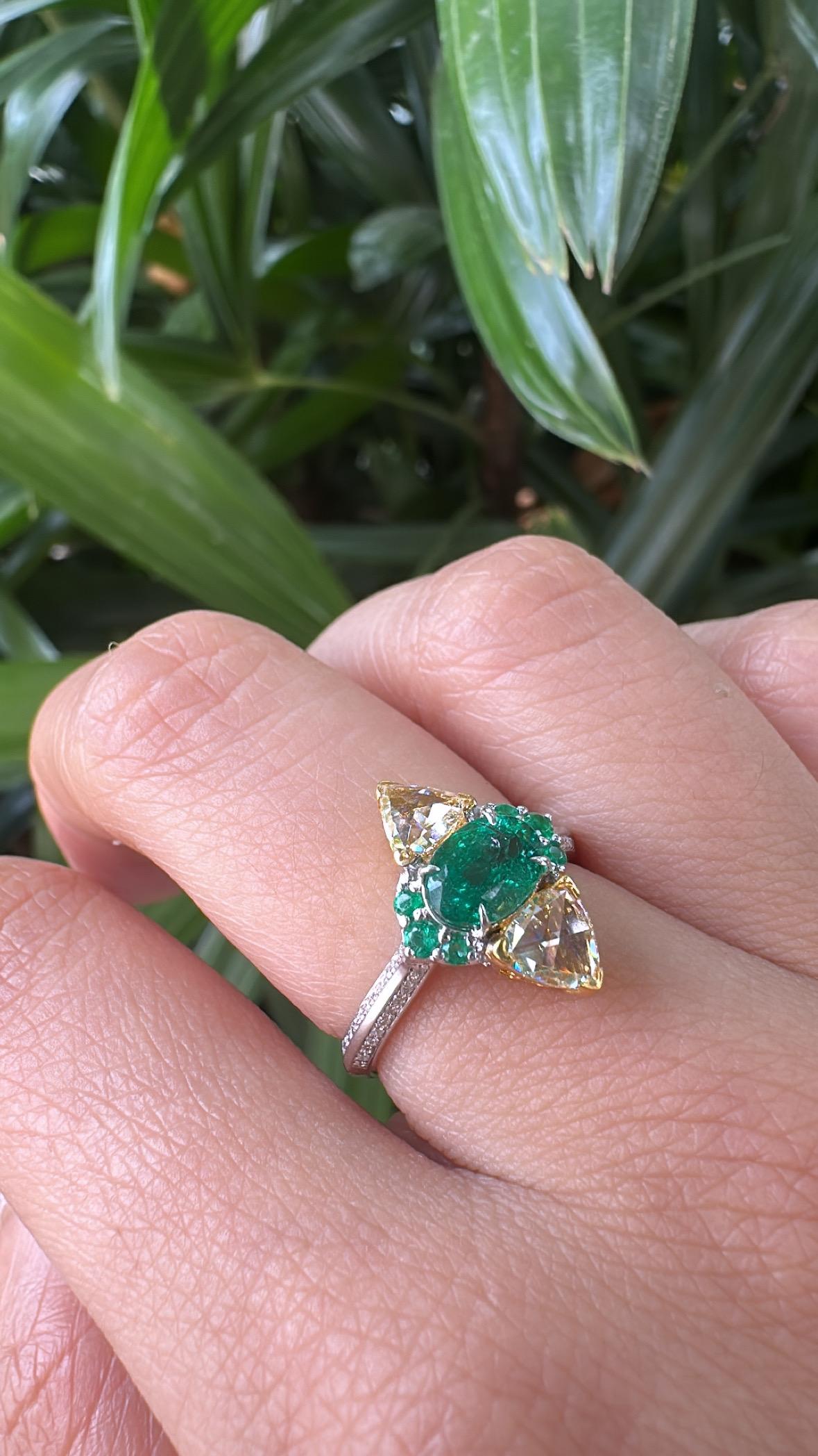 Anillo de compromiso engastado en oro de 18 quilates, esmeralda de Zambia y diamantes talla rosa amarillos en venta 6