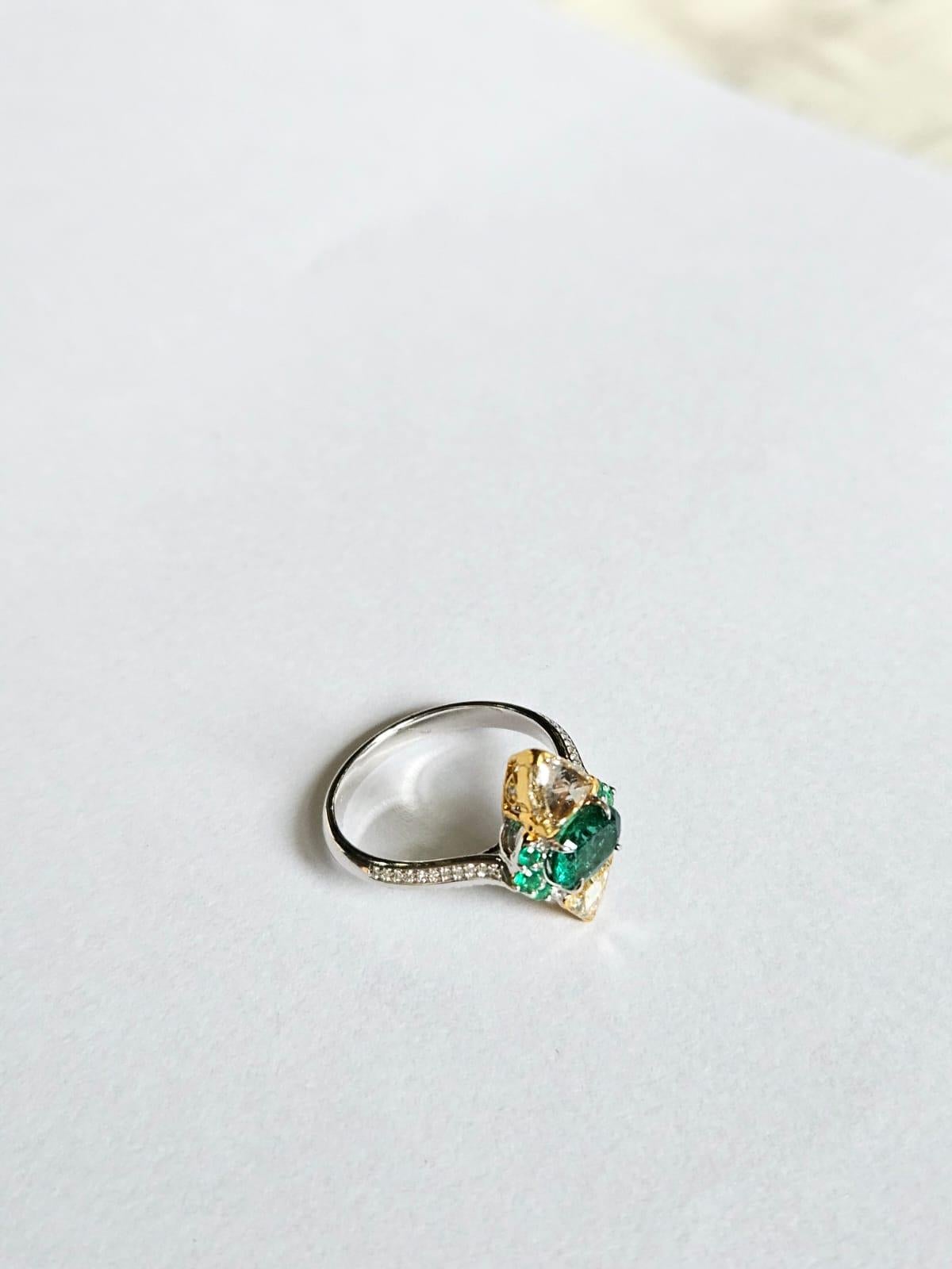 Anillo de compromiso engastado en oro de 18 quilates, esmeralda de Zambia y diamantes talla rosa amarillos Corte rosa en venta