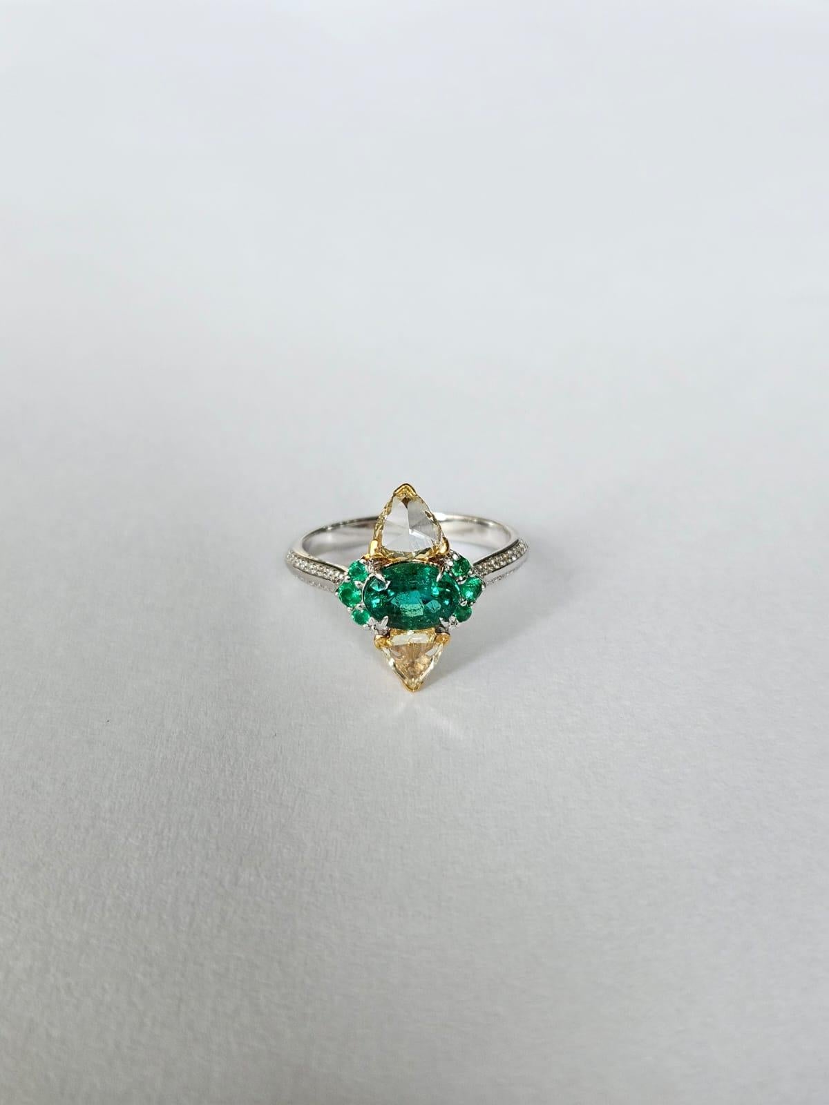Anillo de compromiso engastado en oro de 18 quilates, esmeralda de Zambia y diamantes talla rosa amarillos en Nuevo estado para la venta en Hong Kong, HK