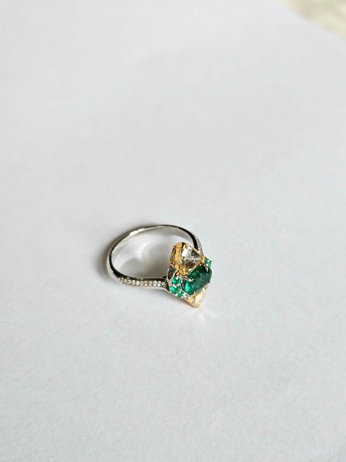 Femenino o masculino Anillo de compromiso engastado en oro de 18 quilates, esmeralda de Zambia y diamantes talla rosa amarillos en venta