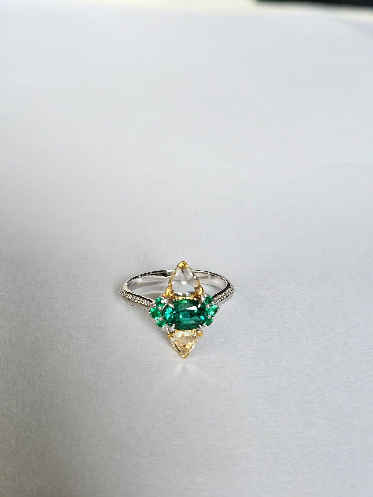 Anillo de compromiso engastado en oro de 18 quilates, esmeralda de Zambia y diamantes talla rosa amarillos en venta 1