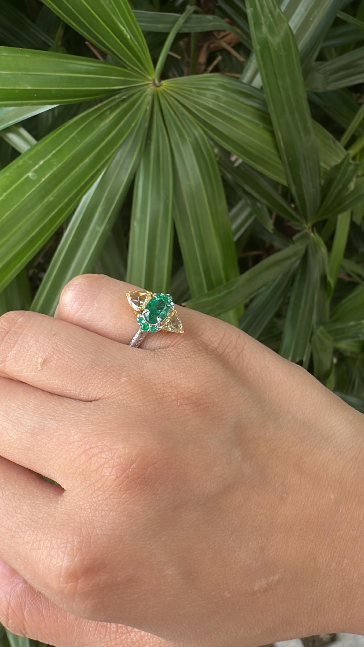 Anillo de compromiso engastado en oro de 18 quilates, esmeralda de Zambia y diamantes talla rosa amarillos en venta 2