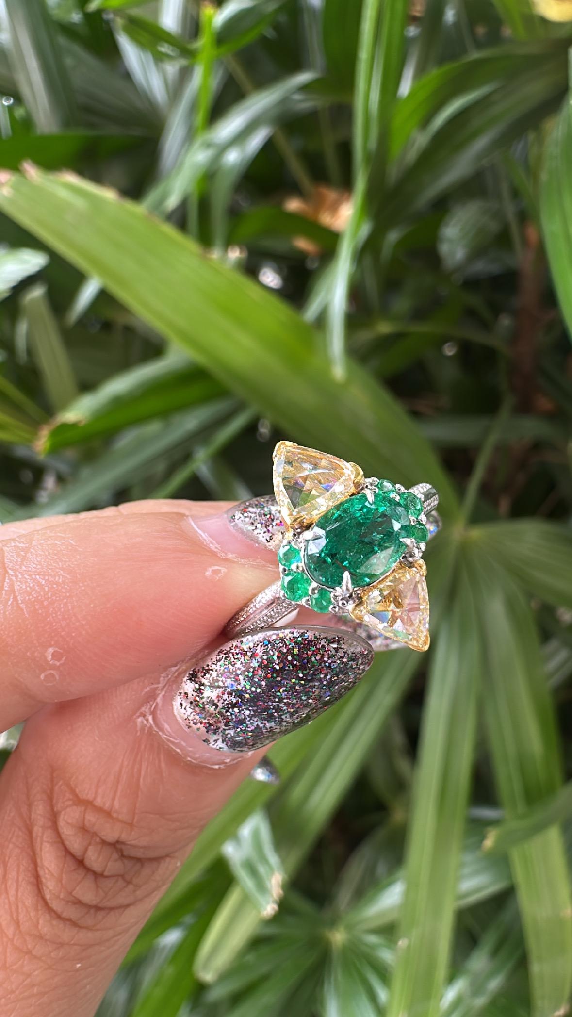 Anillo de compromiso engastado en oro de 18 quilates, esmeralda de Zambia y diamantes talla rosa amarillos en venta 3