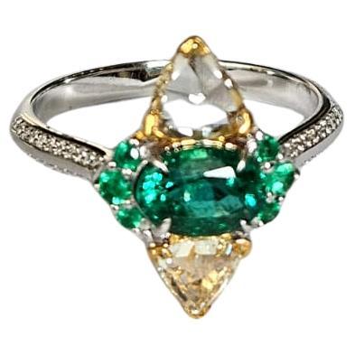 Anillo de compromiso engastado en oro de 18 quilates, esmeralda de Zambia y diamantes talla rosa amarillos en venta