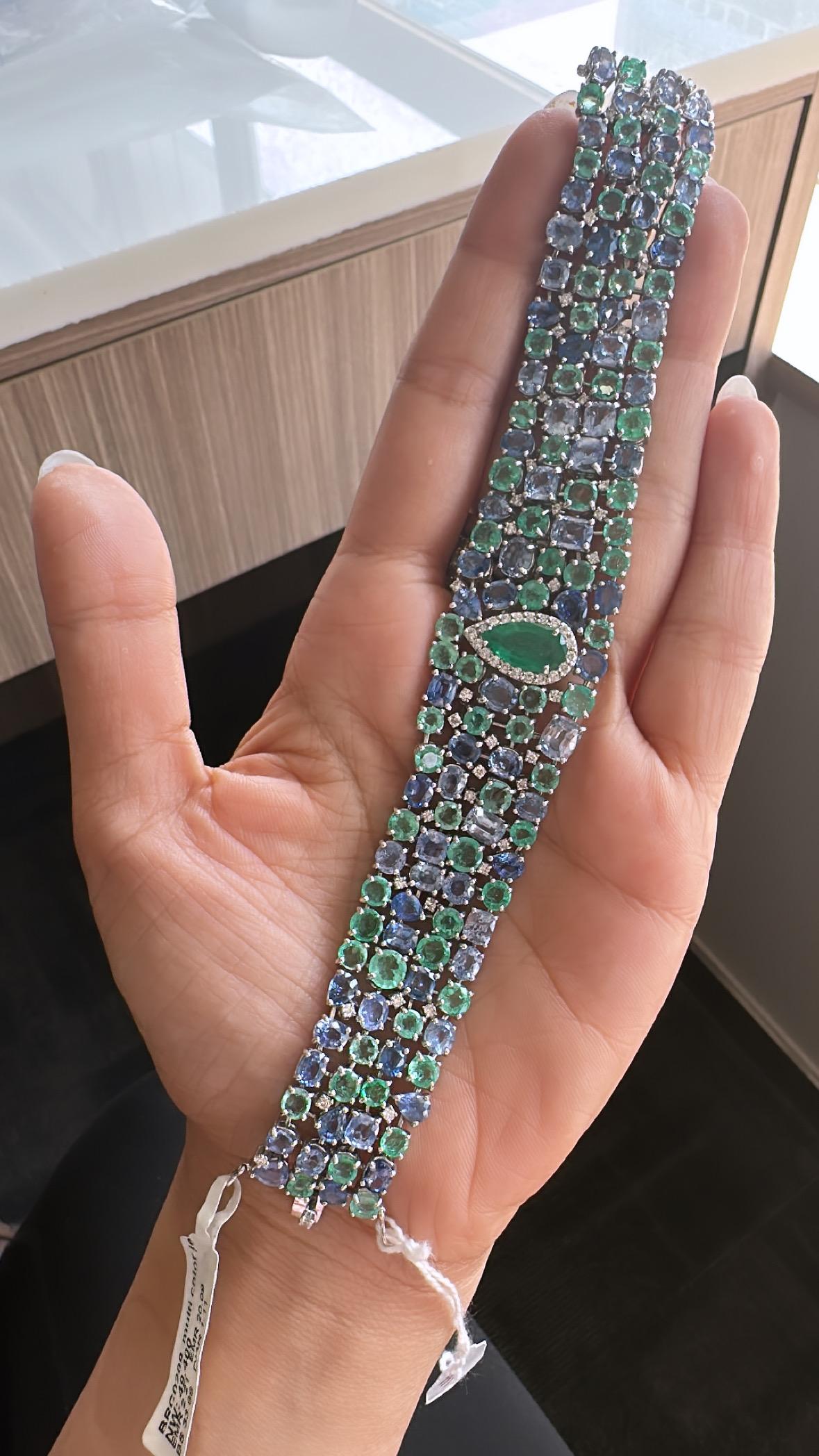 Moderne Armbänder aus 18 Karat Gold, sambischen Smaragden, blauen Saphiren und Diamanten (Art déco) im Angebot