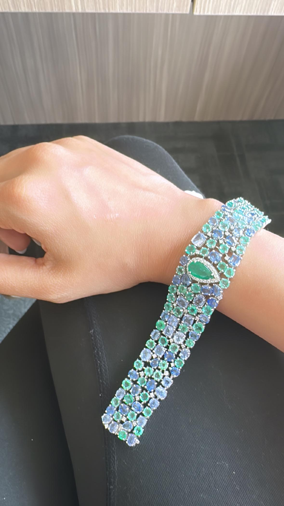 Set in 18k Gold, Zambian Emeralds, Blue Sapphires and Diamonds Modern Bracelets In New Condition For Sale In Hong Kong, HK