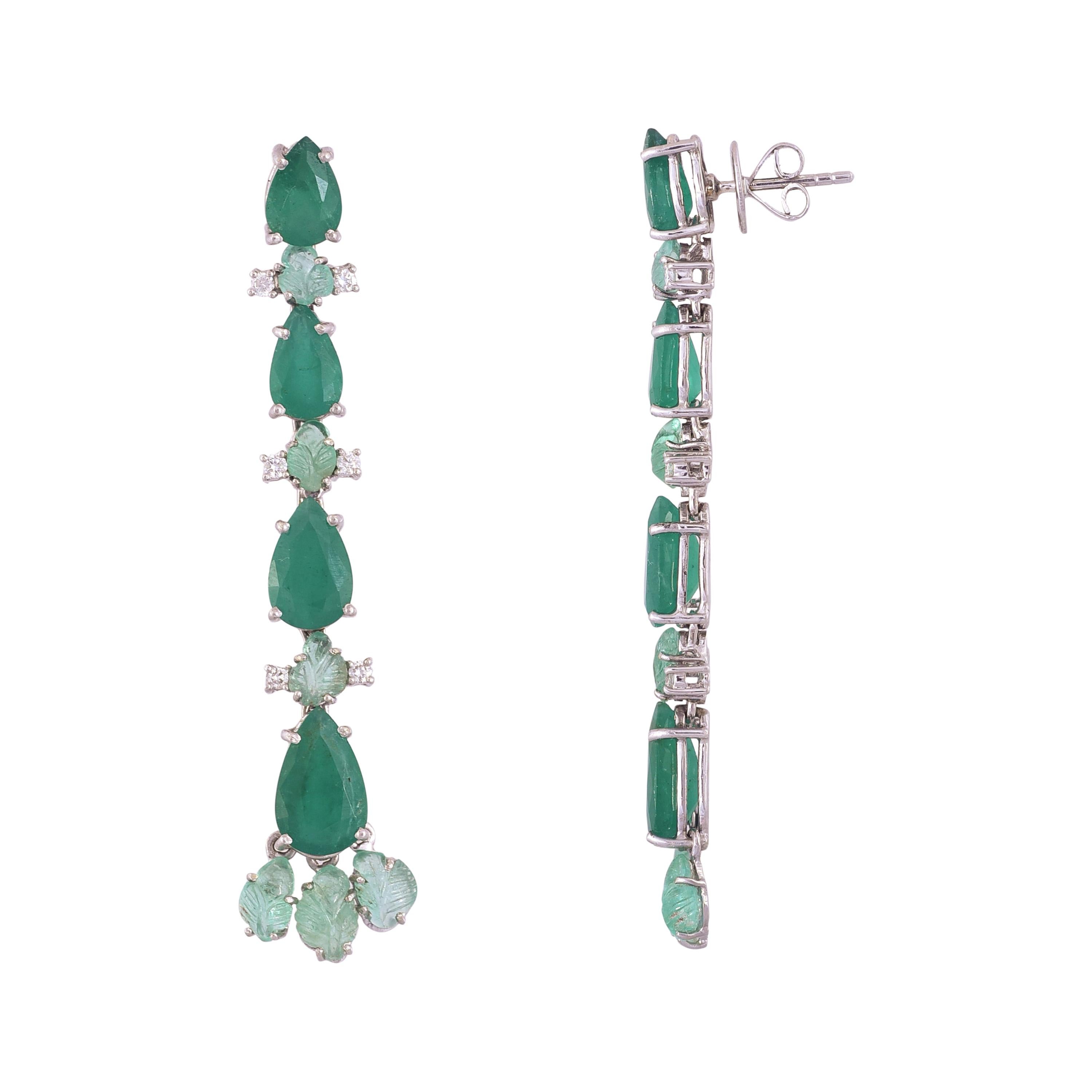 Boucles d'oreilles en or 18 carats avec émeraudes de Zambie en forme de poire et émeraudes sculptées russes