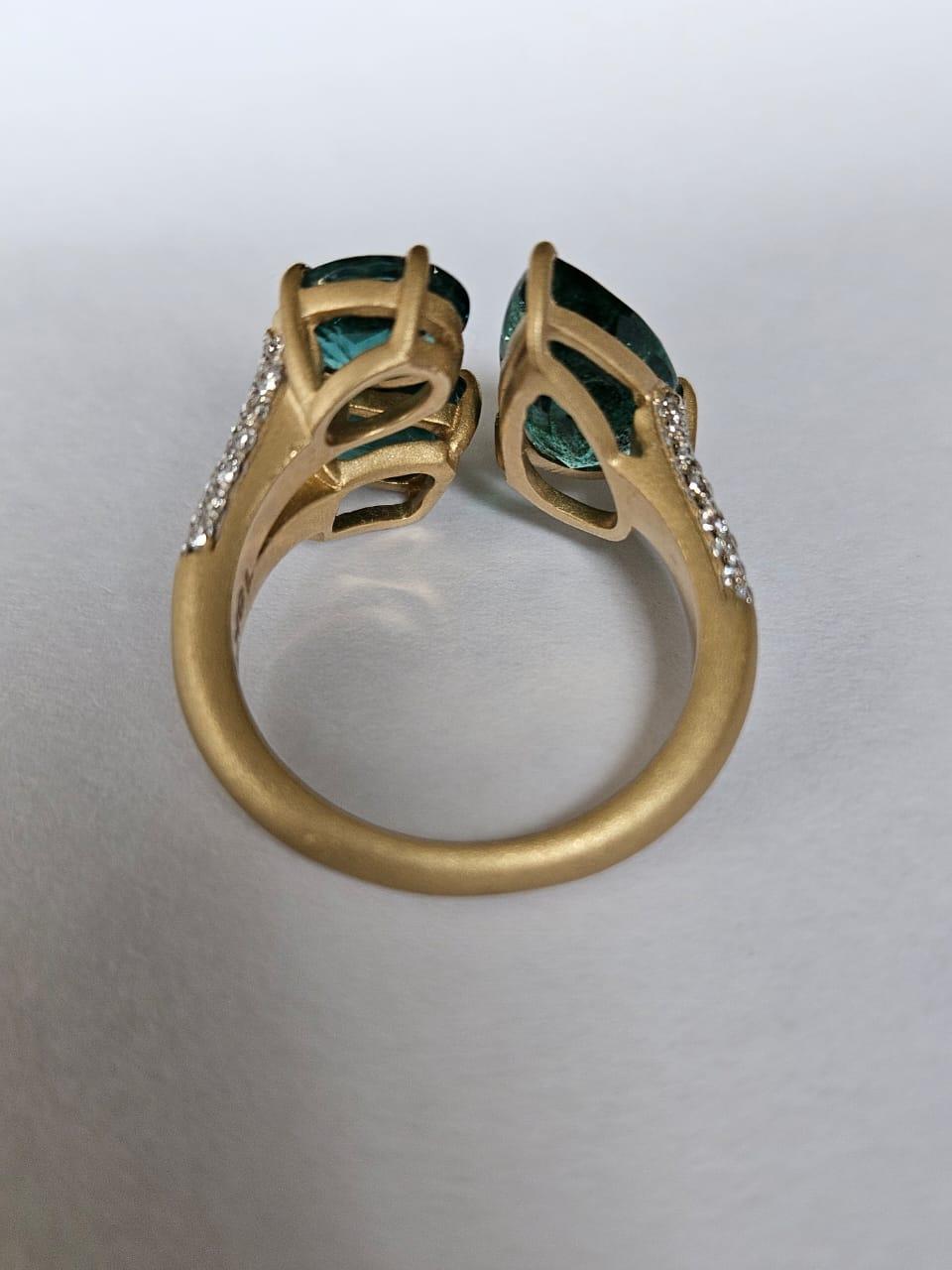 Engastado en oro mate de 18 quilates, 5,90 quilates Esmeralda de Zambia y diamantes Anillo de tres piedras Moderno en venta
