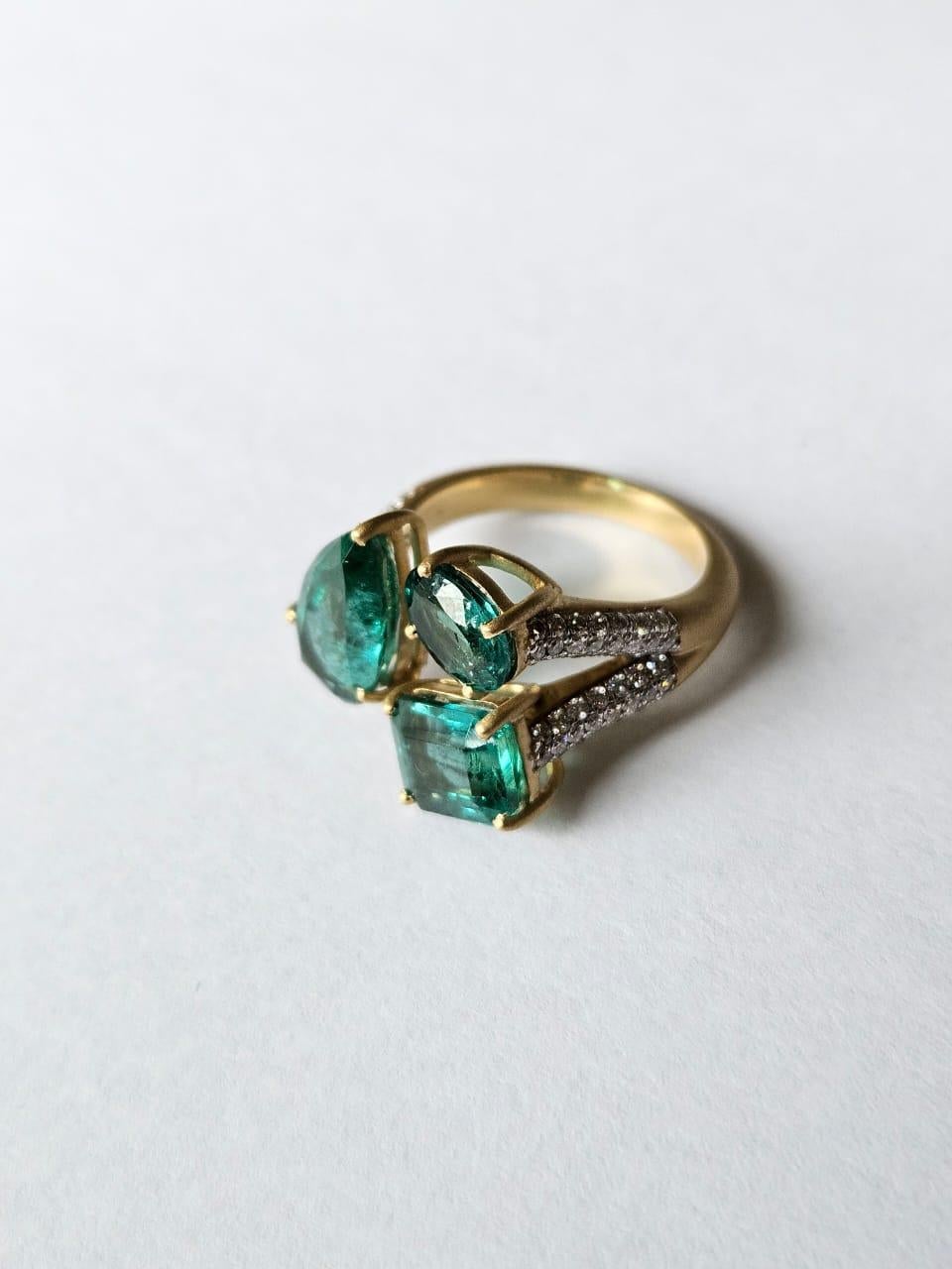 Engastado en oro mate de 18 quilates, 5,90 quilates Esmeralda de Zambia y diamantes Anillo de tres piedras Corte esmeralda en venta