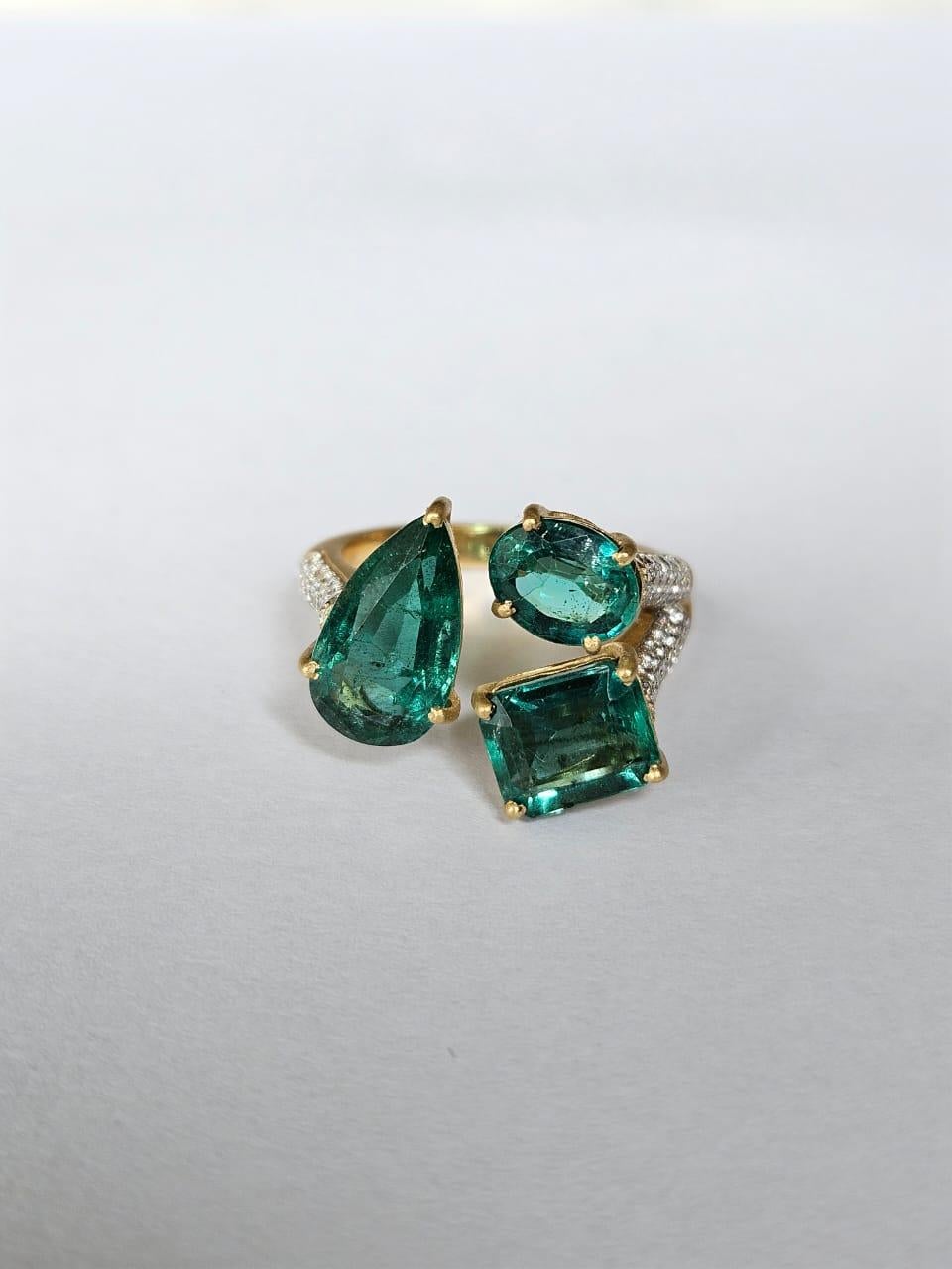 Engastado en oro mate de 18 quilates, 5,90 quilates Esmeralda de Zambia y diamantes Anillo de tres piedras en Nuevo estado para la venta en Hong Kong, HK