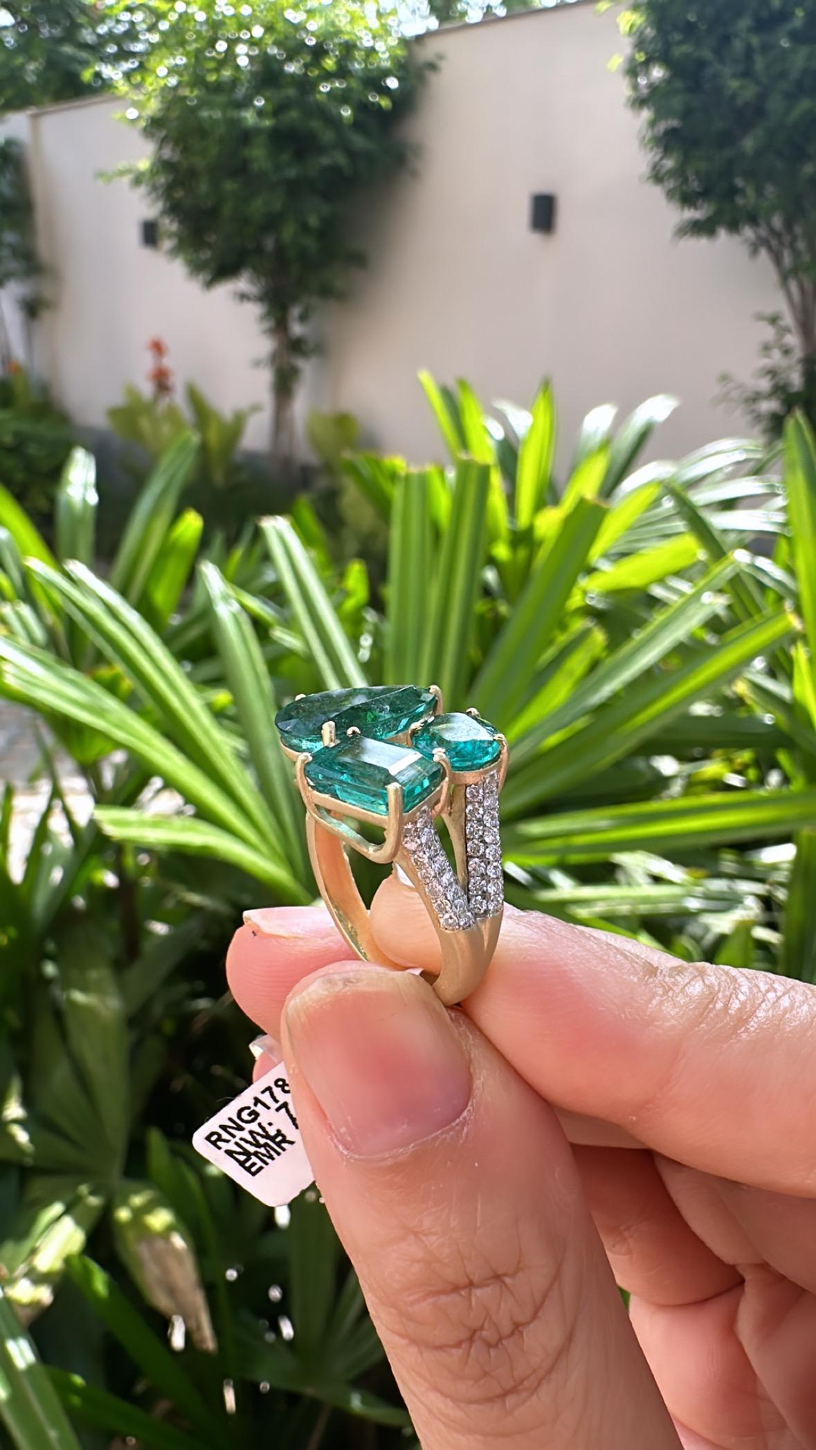 Femenino o masculino Engastado en oro mate de 18 quilates, 5,90 quilates Esmeralda de Zambia y diamantes Anillo de tres piedras en venta