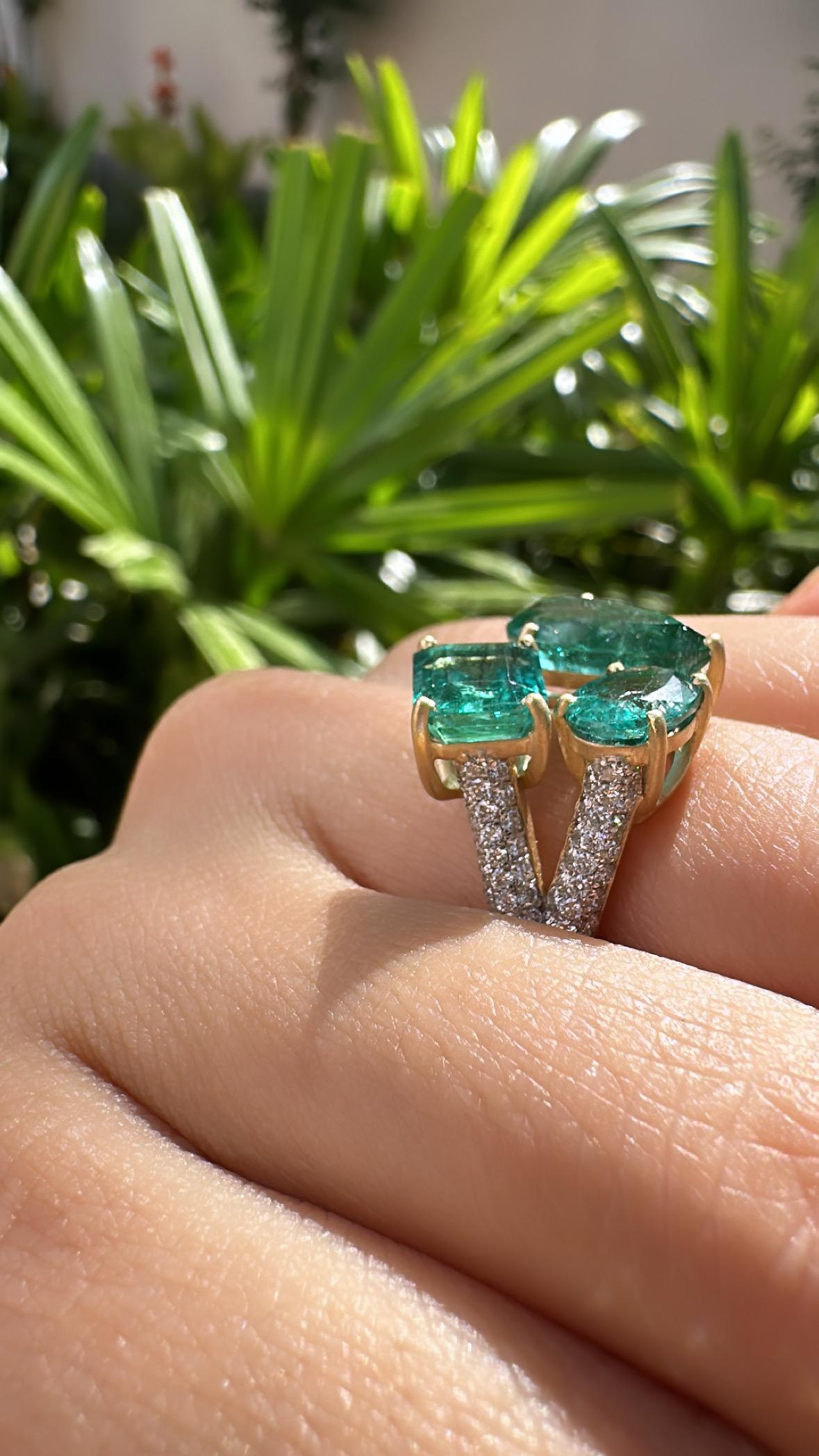 Engastado en oro mate de 18 quilates, 5,90 quilates Esmeralda de Zambia y diamantes Anillo de tres piedras en venta 2