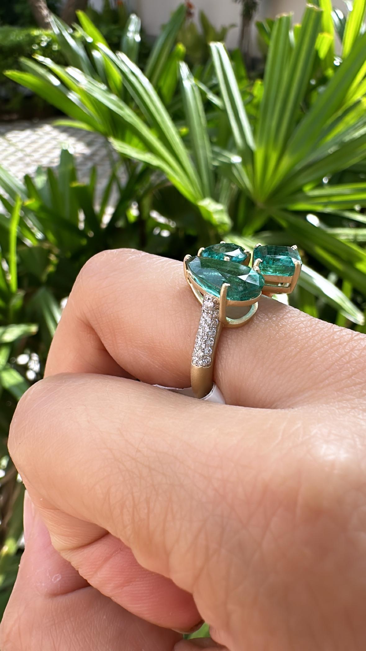 Engastado en oro mate de 18 quilates, 5,90 quilates Esmeralda de Zambia y diamantes Anillo de tres piedras en venta 3