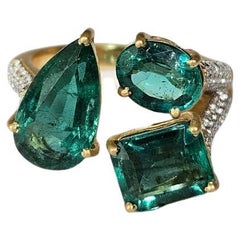 Anello a tre pietre con smeraldo dello Zambia e diamanti, 5,90 carati, incastonato in oro opaco 18 carati