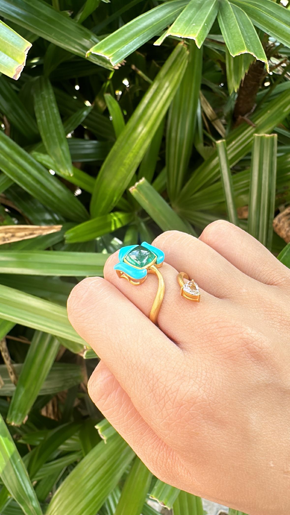 Set in 18K Matte Gold, Emerald sugarloaf, Turquoise & Diamonds Wrap Around Ring In New Condition For Sale In Hong Kong, HK