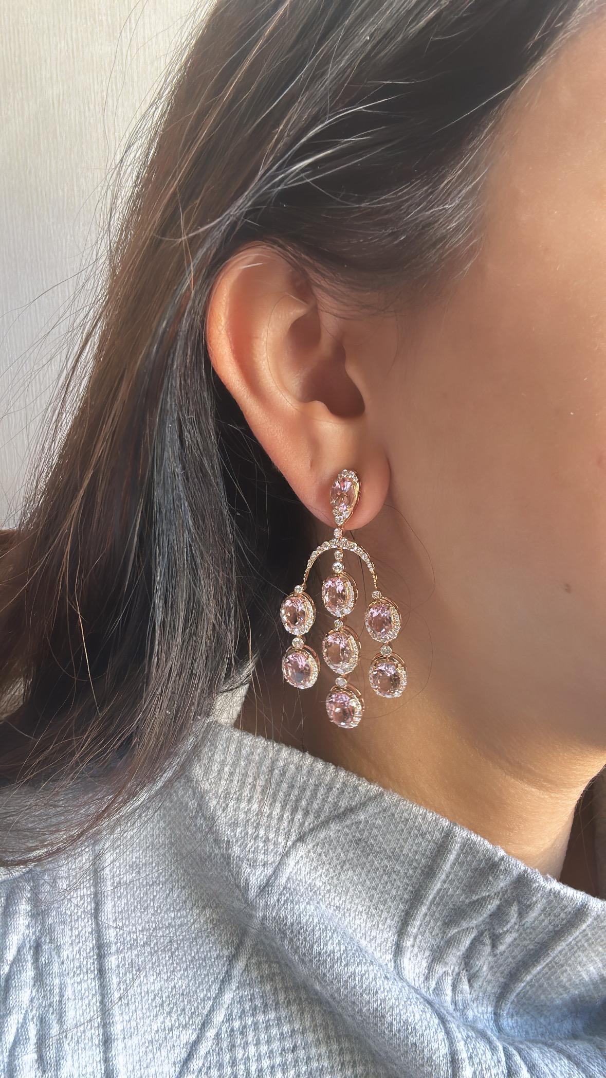 Set in 18K Rose Gold, 14.76 carats, Morganite & Diamonds Chandelier Earrings In New Condition For Sale In Hong Kong, HK