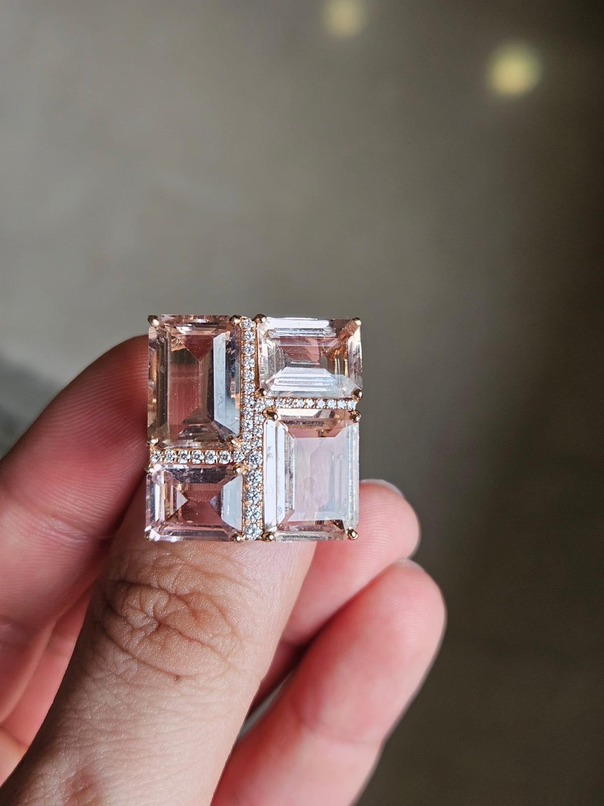 Un bellissimo anello da cocktail con morganite in oro rosa 18 carati e diamanti naturali. Il peso delle Morganiti è di 15.84 carati. Il peso dei diamanti è di 0,69 carati. Il peso netto dell'oro rosa 18 carati è di 6,07 grammi. Il peso lordo