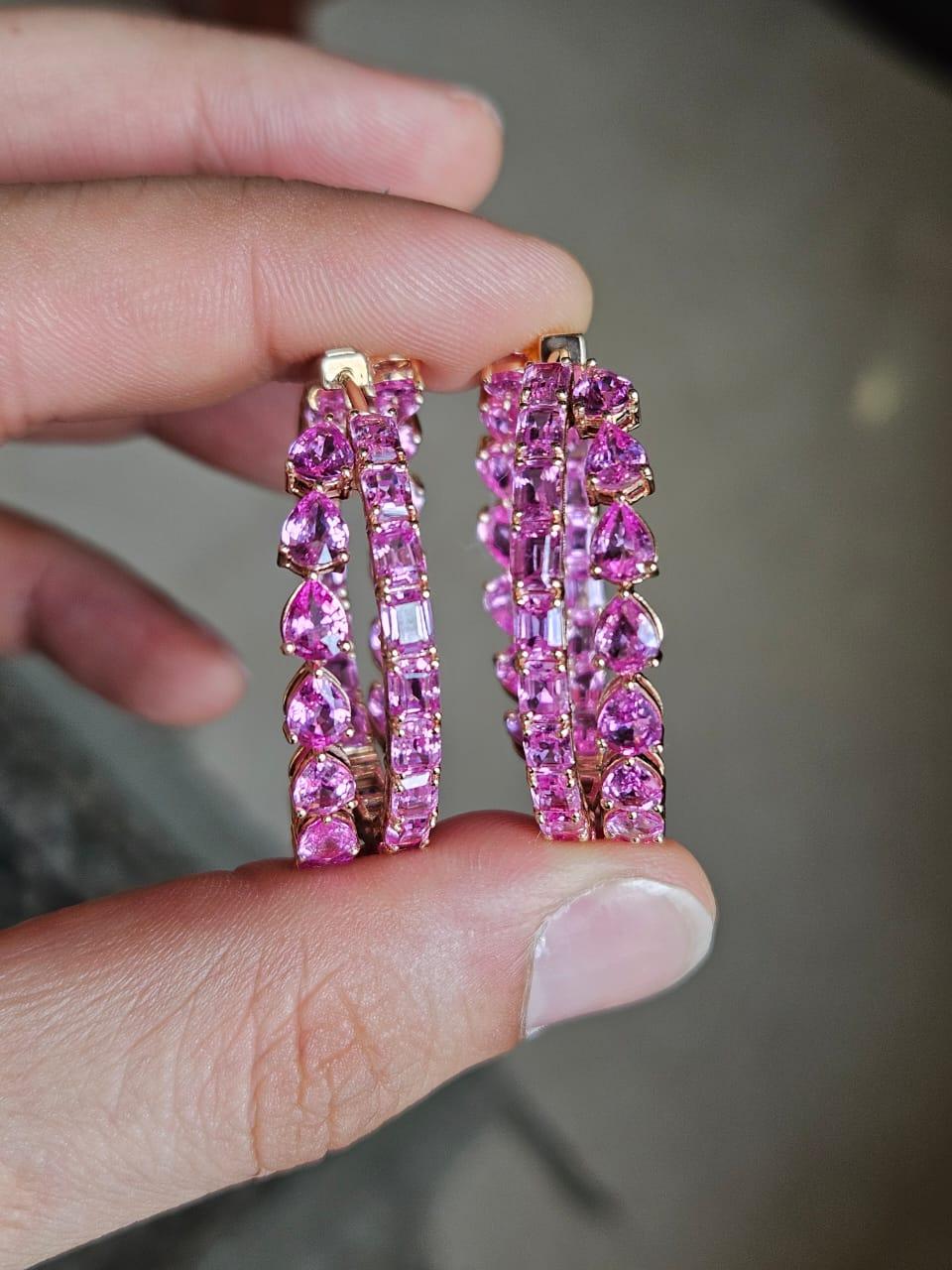 Bellissimi orecchini a cerchio con zaffiro rosa in oro giallo 18 carati, dallo stile moderno. Il peso degli zaffiri rosa è di 17.97 carati. Gli zaffiri rosa sono di origine Ceylon (Sri Lanka). Il peso netto dell'oro 18 carati è di 13,46 grammi. Il