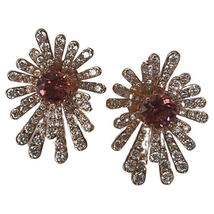 Orecchini con tormalina, splendidi e moderni, incastonati in oro rosa 18 carati e diamanti. Il peso dei tondi di tormalina è di 1,98 carati. Il peso dei diamanti è di 2,79 carati. Il peso netto dell'oro 18 carati è di 7,93 grammi. Il peso lordo