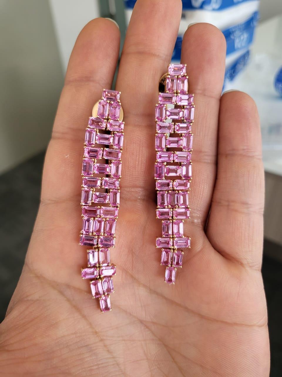 Très belles boucles d'oreilles chandelier en saphir rose serties dans de l'or rose 18 carats. Le poids des saphirs roses est de 20.97 carats. Les saphirs roses sont originaires de Ceylan (Sri Lanka). Le poids net de l'or est de 15.83 grammes. Les