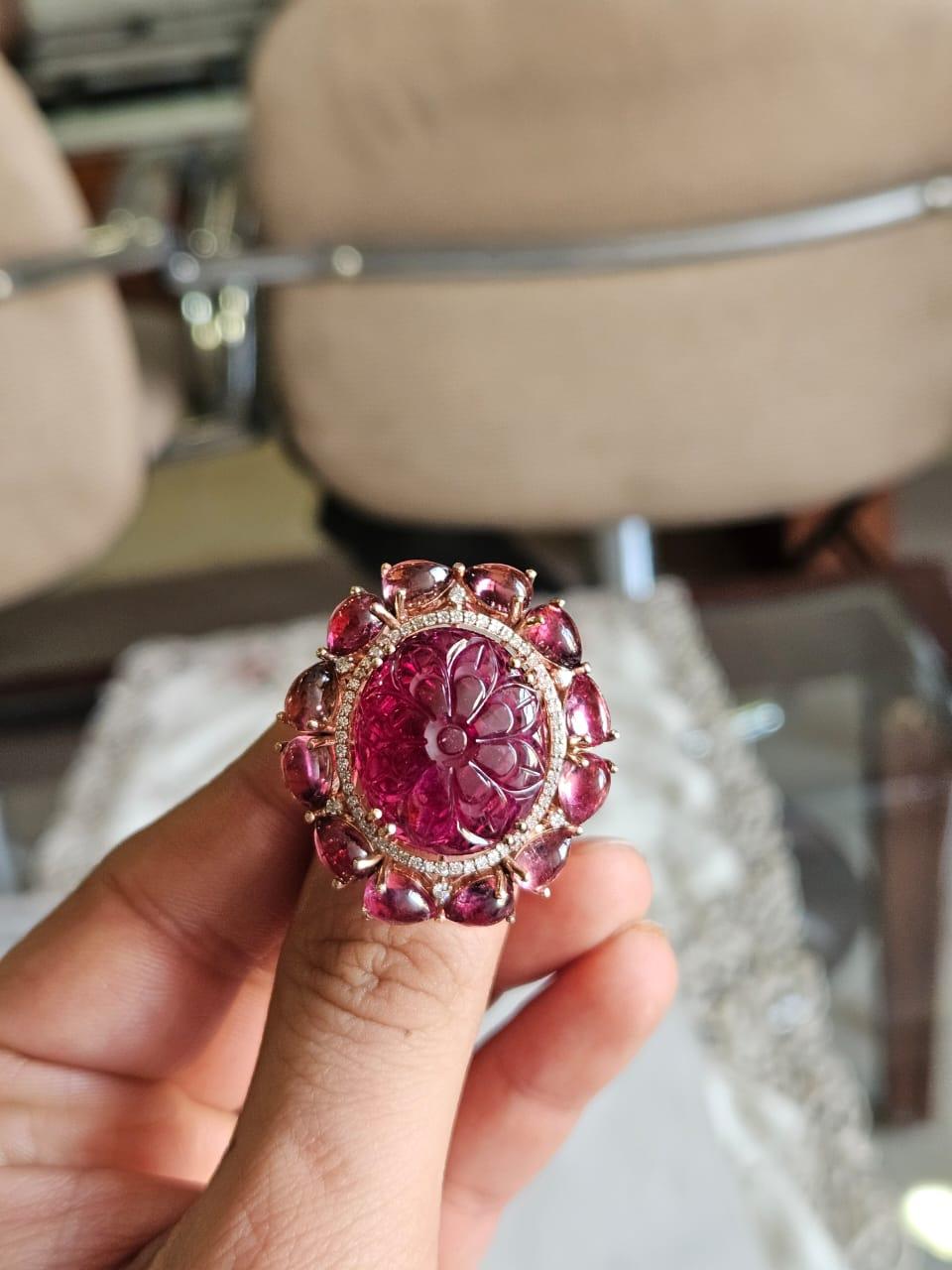 Ein sehr schöner, klassischer Turmalin-Cocktailring in 18 Karat Roségold und natürlichen Diamanten. Das Gewicht des geschnitzten Turmalins beträgt 19.42 Karat. Das Gewicht der Turmalin-Cabochons beträgt 10.99 Karat. Das Gewicht der Diamanten beträgt