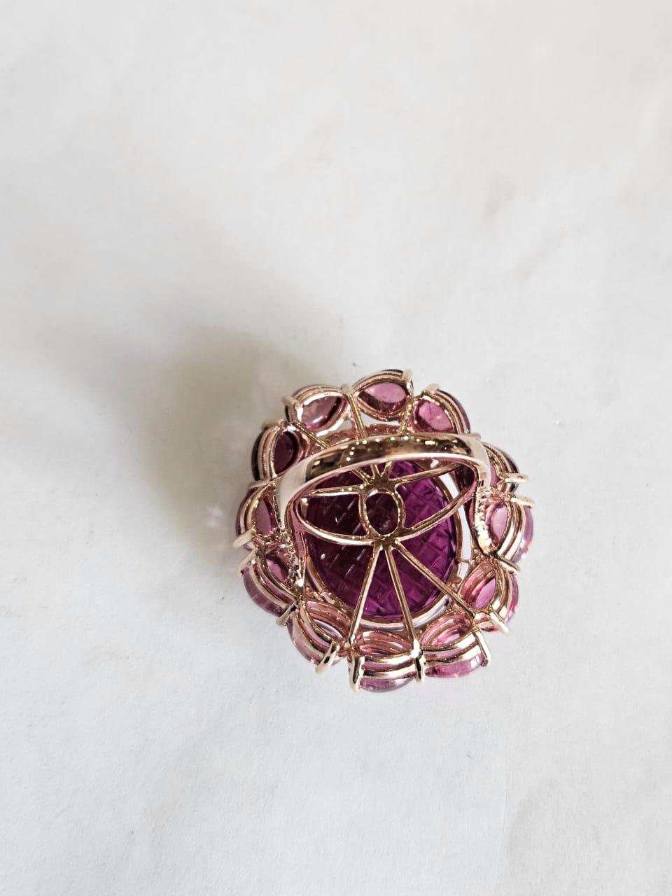 Cocktailring mit geschnitzten Turmalinen und Diamanten, gefasst in 18 Karat Roségold, 30,41 Karat (Moderne) im Angebot