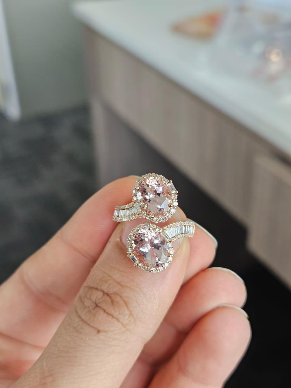 Un Morganite Toi davvero splendido e bellissimo, dallo stile moderno.  Anello et Moi in oro rosa 18 carati e diamanti naturali. Il peso della morganite è di 3.96 carati. Il peso complessivo dei diamanti è di 0,82 carati. Il peso netto dell'oro 18
