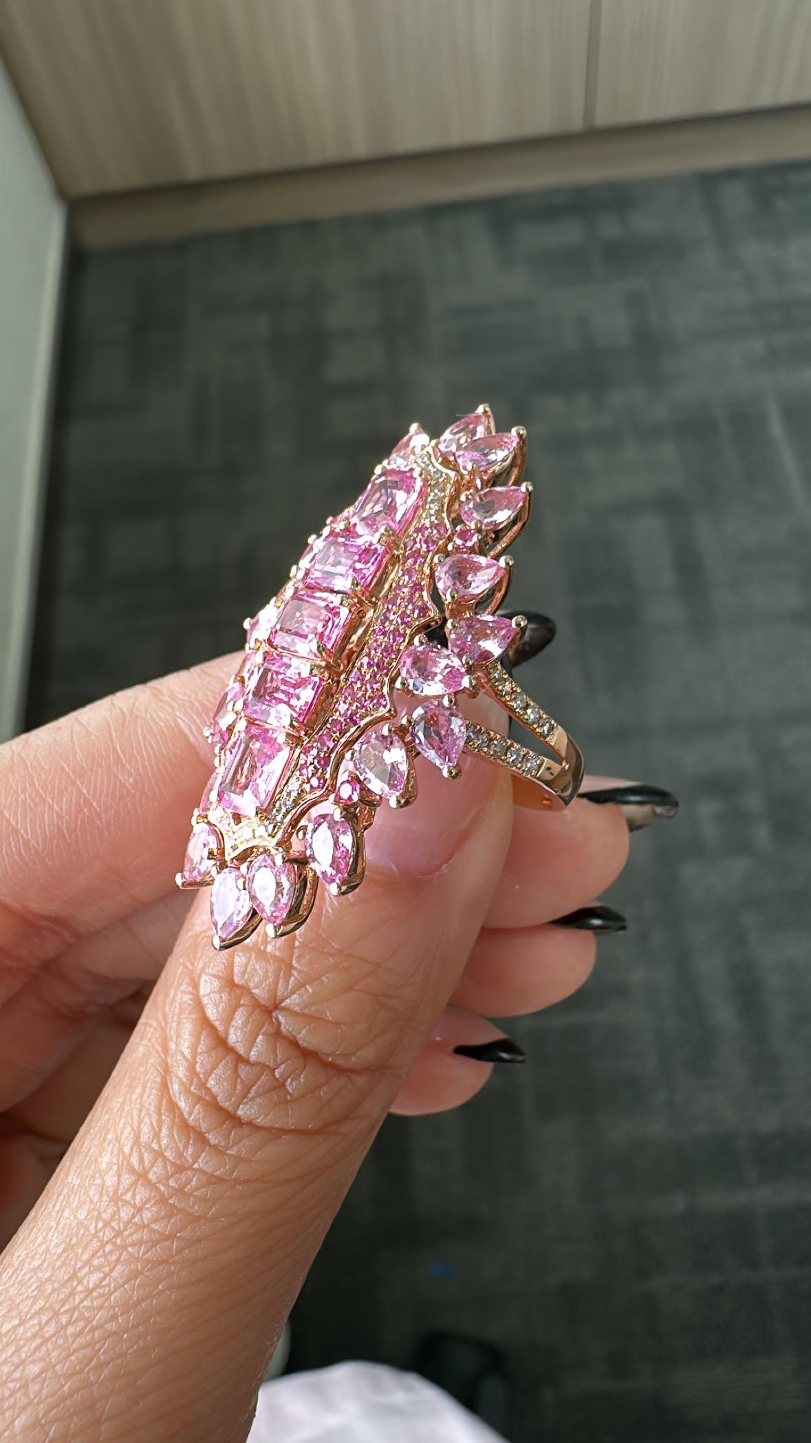 Un precioso anillo de cóctel de zafiro rosa de estilo moderno, engastado en oro rosa de 18 quilates y diamantes naturales. El peso de los zafiros rosas es de 5.86 quilates. Los zafiros rosas son de origen ceilanés (de Sri Lanka). El peso de los