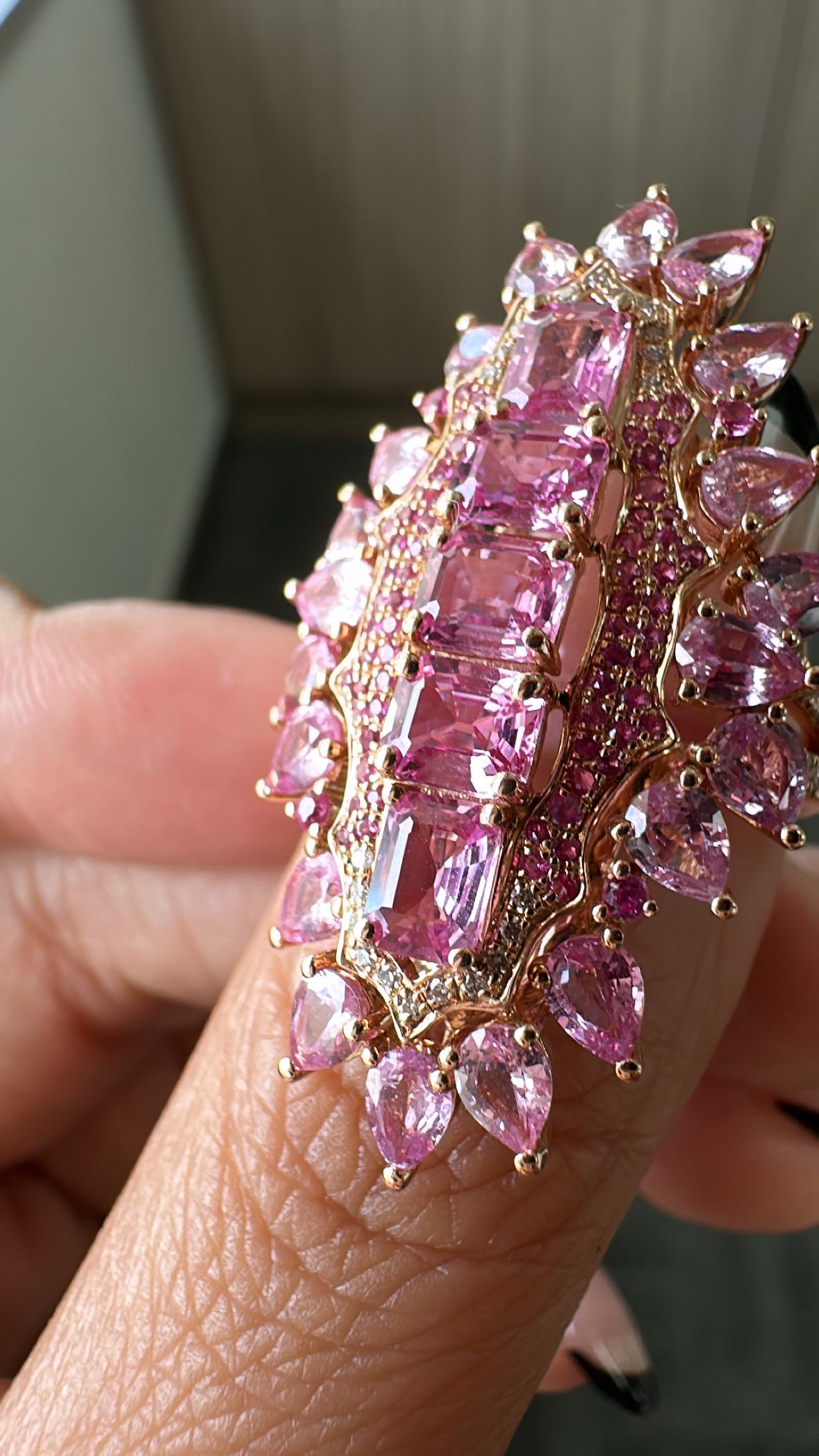 Anillo de cóctel de zafiros rosas de Ceilán y diamantes, engastado en oro rosa de 18 quilates, 5,86 quilates Moderno en venta