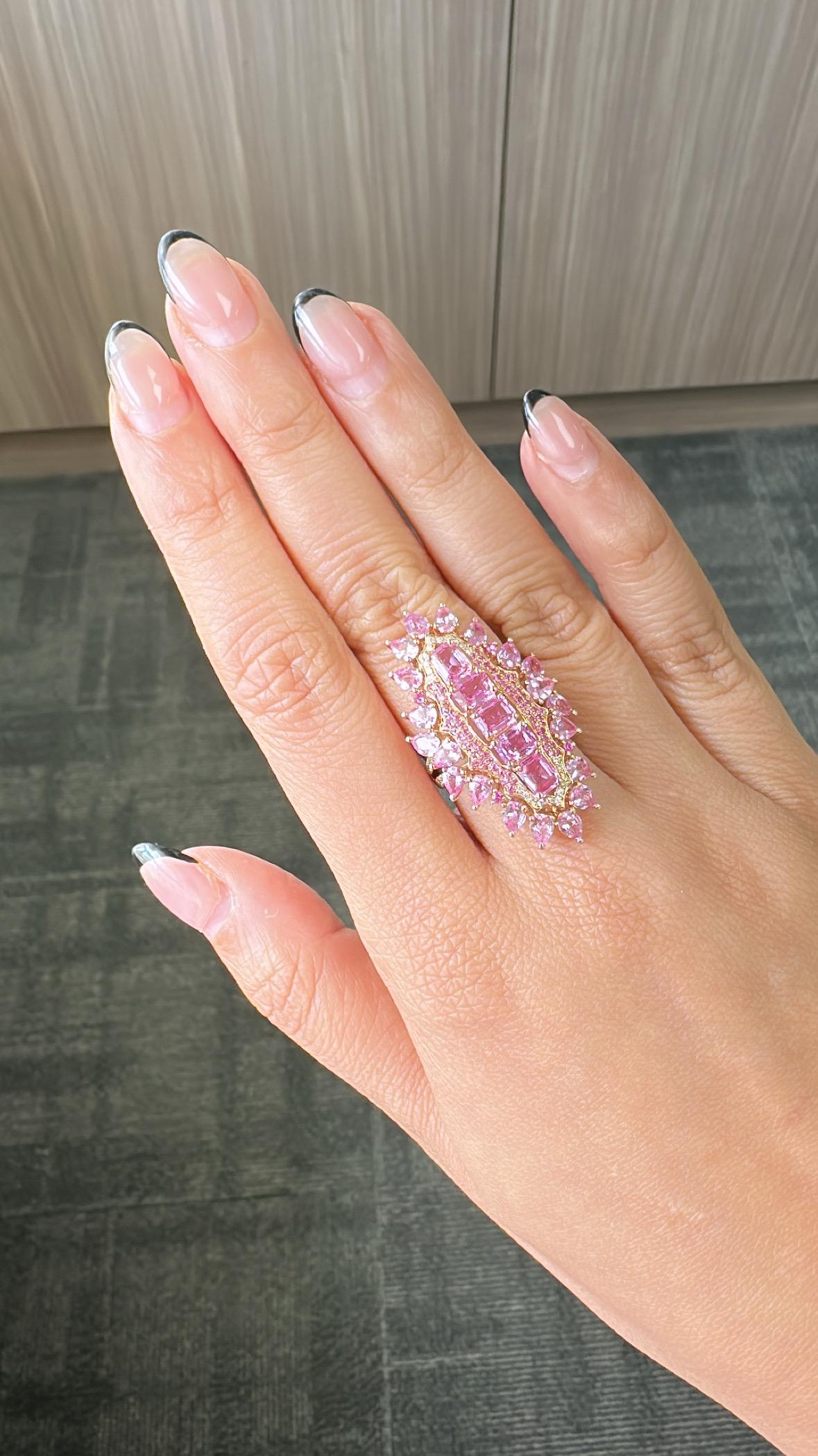 Anillo de cóctel de zafiros rosas de Ceilán y diamantes, engastado en oro rosa de 18 quilates, 5,86 quilates en Nuevo estado para la venta en Hong Kong, HK
