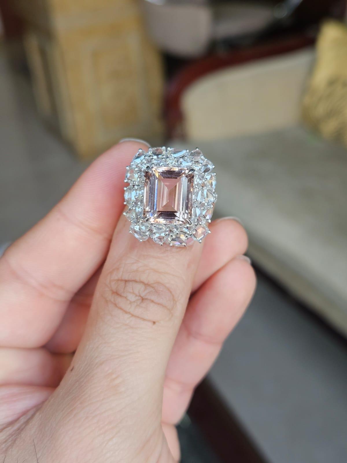 Ein sehr schöner, moderner Morganit-Verlobungsring in 18 Karat Roségold und natürlichen Diamanten. Das Gewicht des Morganits beträgt 6.26 Karat. Das Gesamtgewicht der Diamanten beträgt 2,02 Karat. Das Nettogewicht von 18 Karat Gold beträgt 6,18