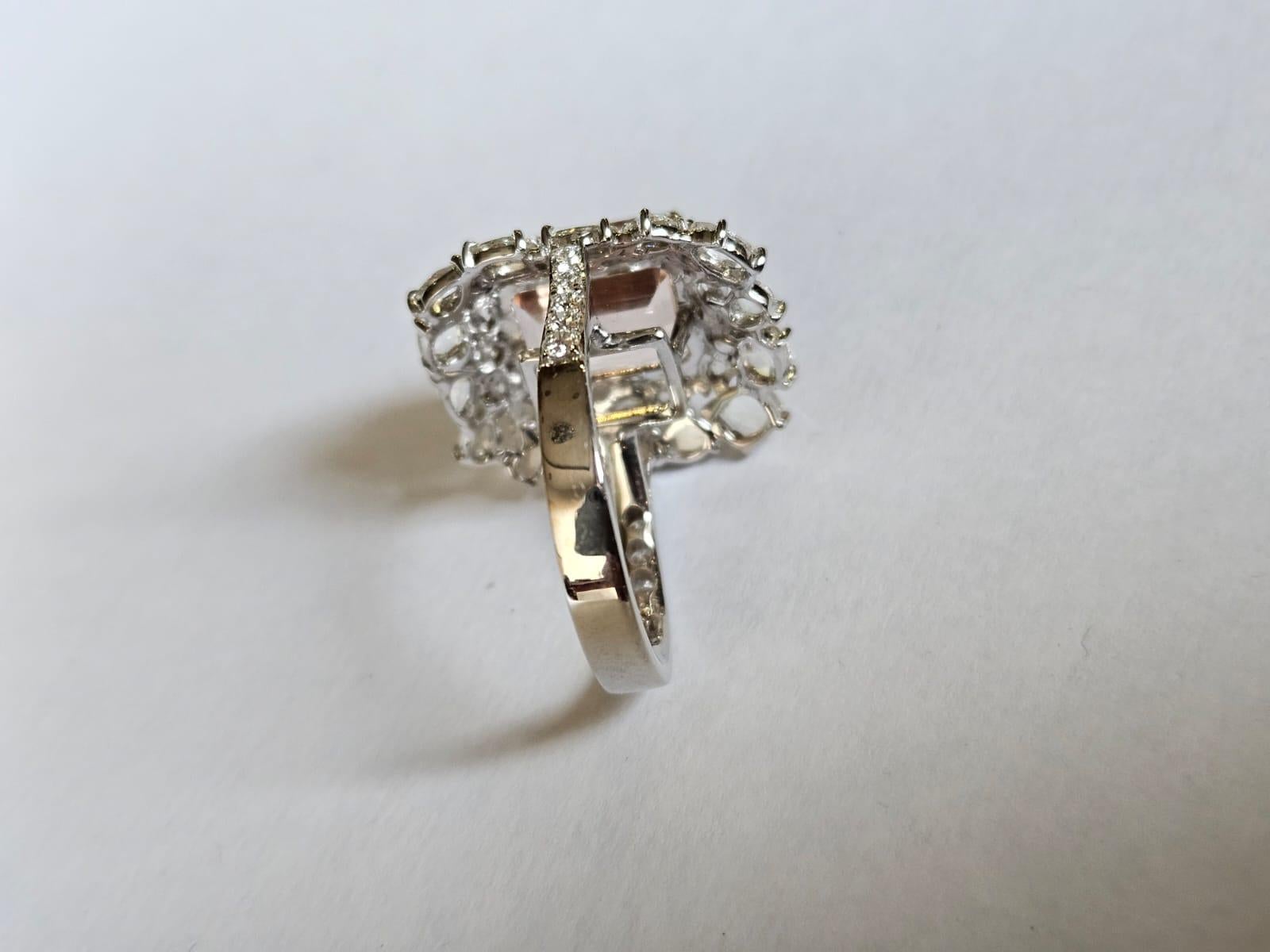 Verlobungsring aus 18 Karat Roségold, 6,26 Karat Morganit und Diamanten im Rosenschliff (Moderne) im Angebot