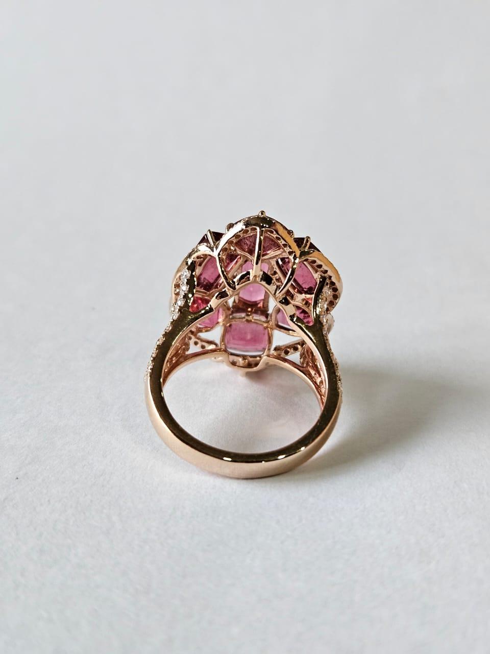 Un bellissimo anello da cocktail con tormalina in oro rosa 18 carati e diamanti naturali. Il peso della tormalina è di 8,48 carati. Il peso dei diamanti è di 1,23 carati. Il peso netto dell'oro rosa 18 carati è di 7,74 grammi. Il peso lordo