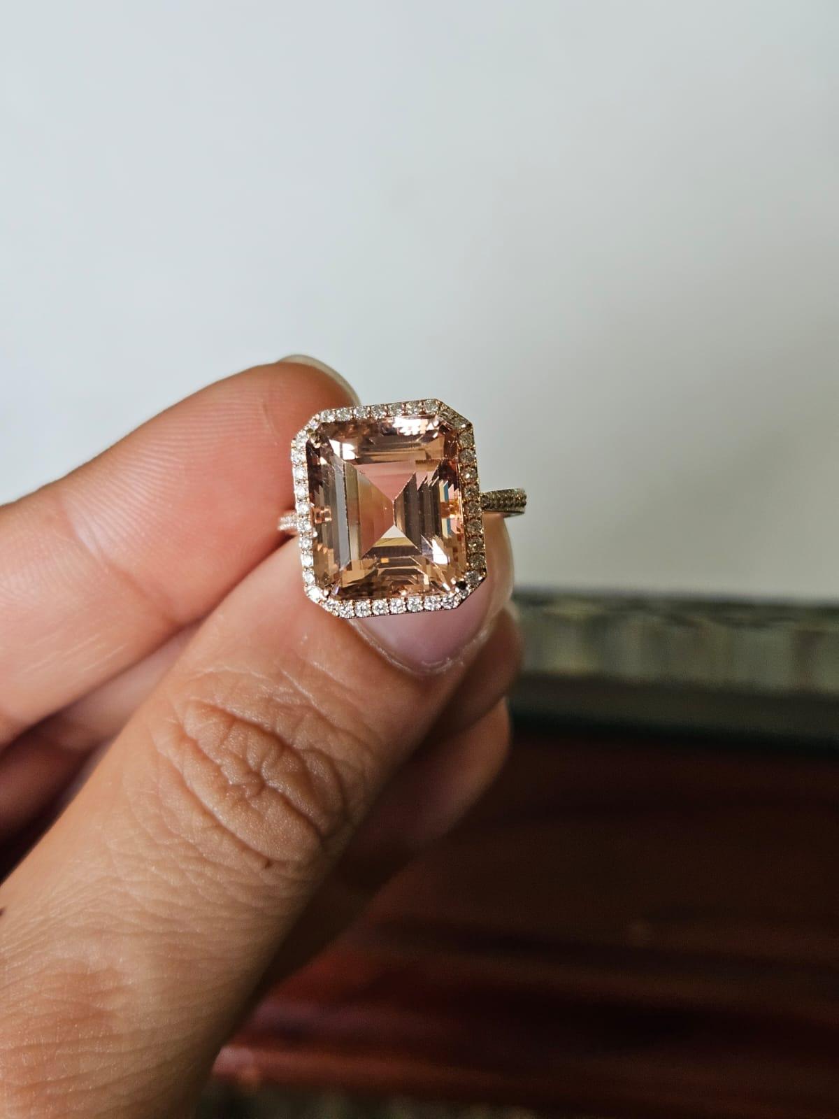 Très belle bague de fiançailles en or rose 18 carats et diamants naturels. Le poids de la Morganite est de 9.59 carats. Le poids des diamants est de 0,39 carats. Le poids net de l'or 18 carats est de 4,71 grammes. Le poids brut de l'anneau est de
